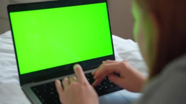 Laptop yeşil, boş ekran Chroma anahtarı kullanan beyaz kız ellerini kapat. Dokunmatik ekran kullanarak klavyede yazan kadın. İnternetten alışveriş, internette gezinme, mesajlaşma, sosyal...