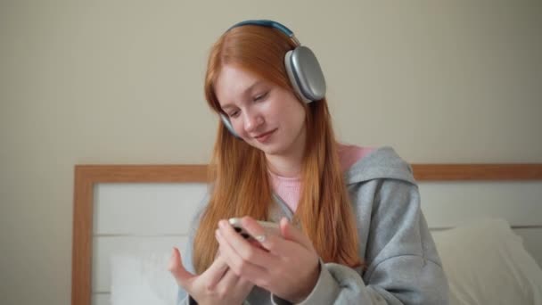 Słuchawki Nastolatek Pomocą Smartfona Domu Łóżku Młoda Kobieta Słuchać Muzyki — Wideo stockowe