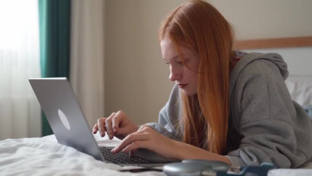 Jovem Mulher Falando Smartphone Enquanto Usa Laptop Casa Cama Adolescente — Vídeo de Stock