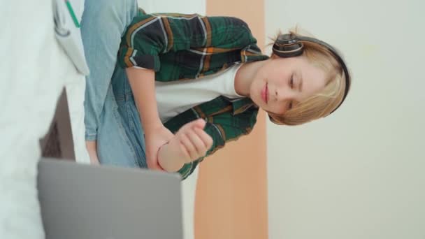 Enfant Adolescent Utilisant Ordinateur Portable Casque Enfant Regardant Cours Vidéo — Video