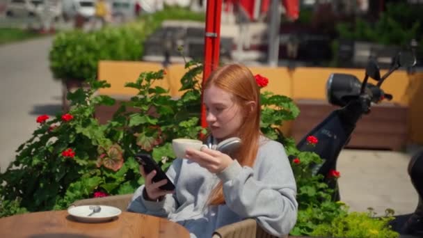 Auriculares Para Niñas Adolescentes Que Utilizan Café Bebida Aire Libre — Vídeos de Stock