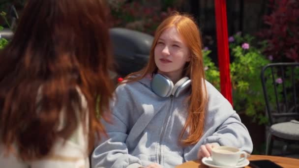 Δύο Έφηβα Κορίτσια Που Κάνουν Διάλειμμα Στο Καφέ Πίνουν Καφέ — Αρχείο Βίντεο