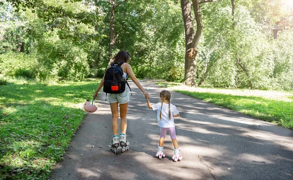 Anne Kızına Yaz Aylarında Halka Açık Parkta Paten Kaymayı Öğretiyor — Stok fotoğraf
