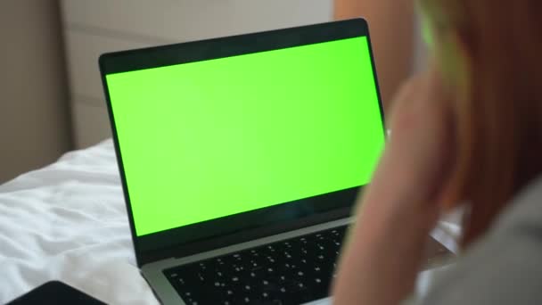 Close Inteligente Caucasiano Adolescente Meninas Mãos Femininas Usando Laptop Verde — Vídeo de Stock