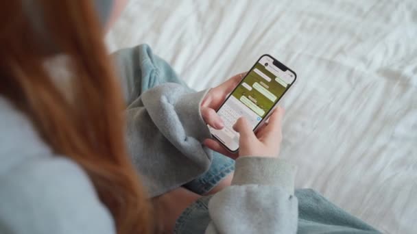 Jonge Vrouw Met Behulp Van Smartphone Typen Sms Bericht Messenger — Stockvideo
