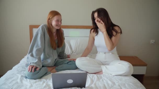 Δύο Έφηβες Κοπέλες Κάνουν Διάλειμμα Στο Σπίτι Χρησιμοποιώντας Λάπτοπ Βλέπουν — Αρχείο Βίντεο