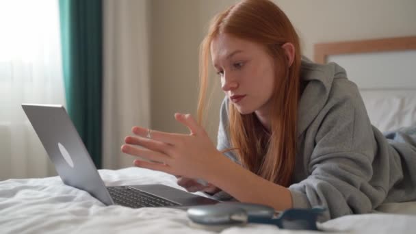 Ung Kvinna Pratar Smartphone När Använder Bärbar Dator Hemma Sängen — Stockvideo
