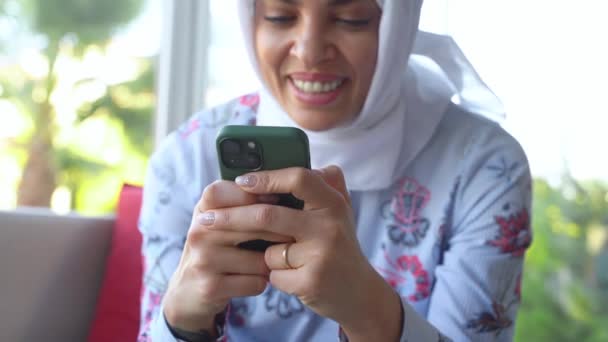 Güzel Mutlu Müslüman Kafiyeli Akıllı Telefon Kullanan Bir Kadın Sosyal — Stok video