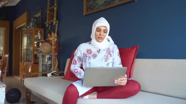 Wanita Arab Happy Muslim Yang Cantik Menggunakan Kantor Rumah Tangga — Stok Video