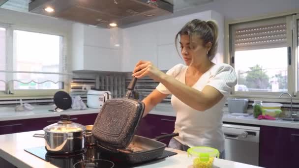 Oriente Medio Linda Mujer Feliz Bailando Cantando Mientras Cocina Cena — Vídeos de Stock