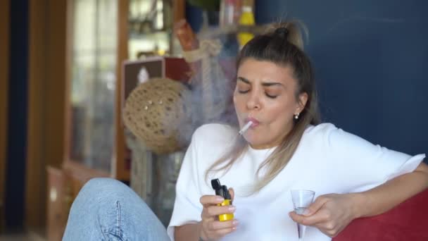Donna Mediorientale Accende Sigaretta Con Tabacco Fumo Più Leggero Casa — Video Stock
