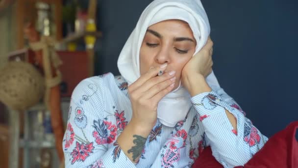 Mulher Islâmica Árabe Oriente Médio Fuma Tabaco Cigarro Casa Conceito — Vídeo de Stock