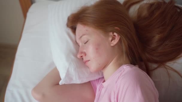 Glücklich Schläfrig Junge Rote Haare Teenager Mädchen Aufwachen Bequemen Weißen — Stockvideo