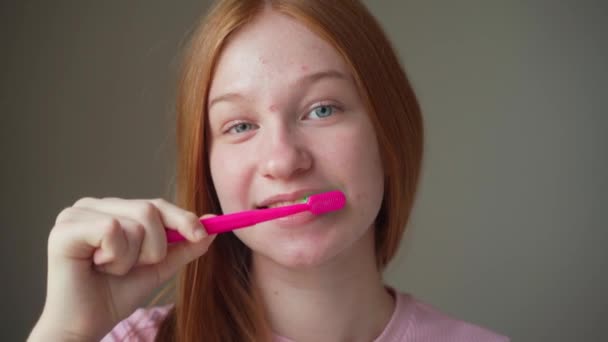Teenager Mädchen Beim Zähneputzen Badezimmer Hause Zahnpflege Hygiene Und Gesunder — Stockvideo