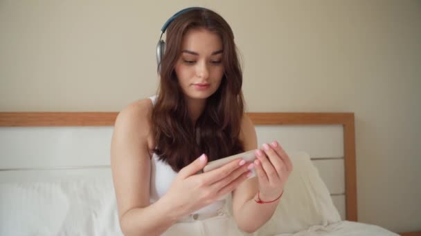 Chat Vídeo Con Amigos Mujer Joven Con Auriculares Sosteniendo Teléfono — Vídeos de Stock