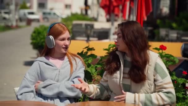 Dwie Nastolatki Przerwie Kawiarni Piją Kawę Świeżym Powietrzu Słoneczna Pogoda — Wideo stockowe