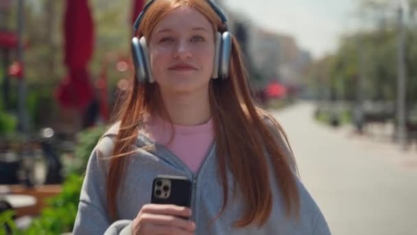 Teenage Casque Fille Rousse Utilisant Smartphone Plein Air Joyeux Jeune — Video