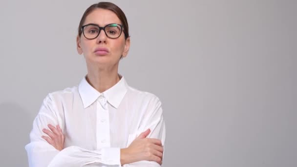 Mujer Mediana Edad Con Gafas Posan Sobre Fondo Gris Confiado — Vídeos de Stock