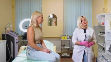 Epilasyon, dövme çıkarma ya da lazer kaldırma işlemleri için diyot lazer temizleme ekipmanı olan bir kadın. Sağlık bürosu geçmişi. Kişisel bakım, kozmetik tedavi, yaşlanmayı önleme kavramı