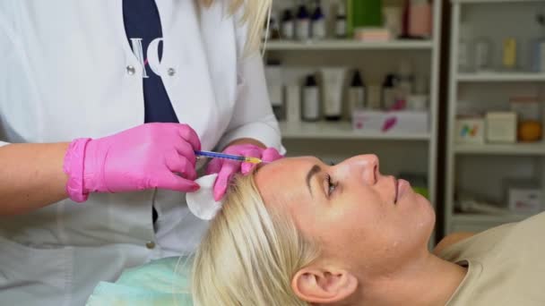 Cosmetologue Tient Seringue Pour Injections Cosmétiques Levage Turgescence Peau Liposuccion — Video