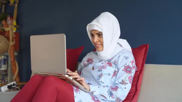 Hermosa Mujer Árabe Musulmana Feliz Usando Oficina Del Hogar Del — Vídeos de Stock