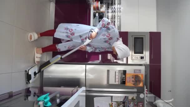 Μεσήλικη Μουσουλμάνα Γυναίκα Κενό Ασύρματο Καθαρότερο Πάτωμα Στην Κουζίνα Φορώντας — Αρχείο Βίντεο