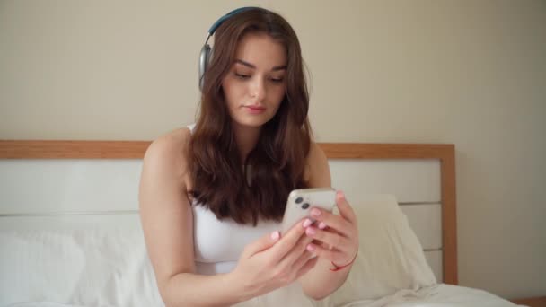 Video Chat Přáteli Mladá Žena Sluchátky Drží Smartphone Mluví Kolegy — Stock video