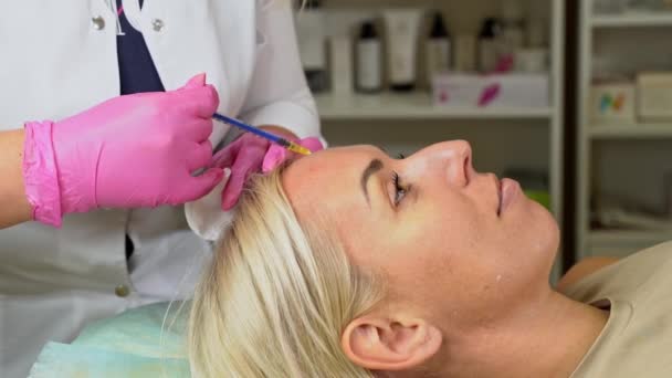 美容師は美容注射用の注射器を保持していますリフティング皮膚腫瘍脂肪吸引生物活性化メソセラピー美容室でクライアントへの手順 — ストック動画