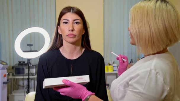 Kosmetolog Menguraikan Poin Untuk Injeksi Kosmetik Biorevitalisasi Perawatan Kecantikan Mesoterapi — Stok Video