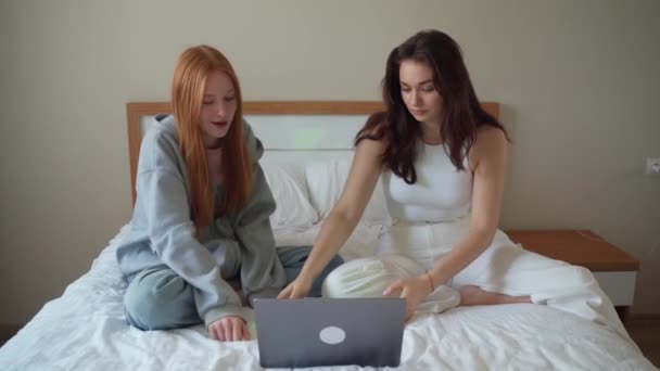 Dvě Puberťačky Které Mají Doma Přestávku Pomocí Notebooku Sledují Video — Stock video