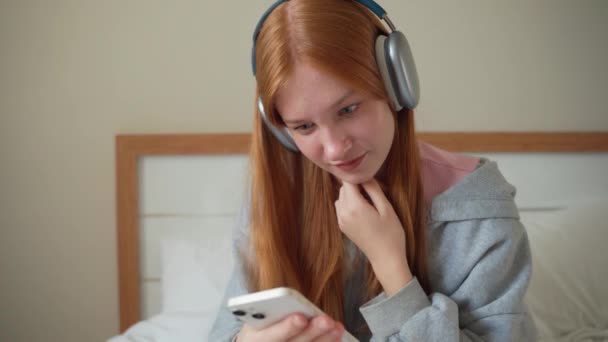 Słuchawki Nastolatek Pomocą Smartfona Domu Łóżku Młoda Kobieta Słuchać Muzyki — Wideo stockowe