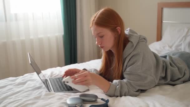Молодая Женщина Разговаривает Смартфоне Время Использования Ноутбука Дома Кровати Девочка — стоковое видео