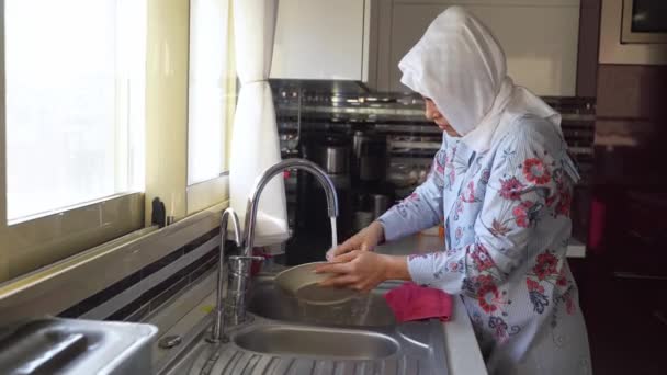 Мусульманка Средних Лет Занимается Уборкой Раковины Кухне Хиджабе Исламская Женщина — стоковое видео