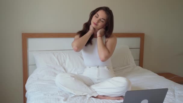 Ung Kvinna Använder Laptop Sängen Tar Paus För Att Slappna — Stockvideo
