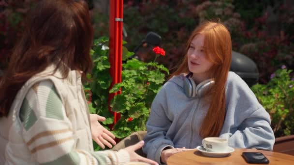 Δύο Έφηβα Κορίτσια Που Κάνουν Διάλειμμα Στο Καφέ Πίνουν Καφέ — Αρχείο Βίντεο