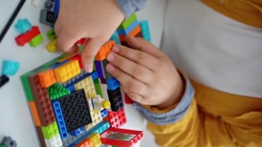 Robot programlama dersi. Çocuklar robot yapıp kodluyorlar. İnşaat blokları, dizüstü bilgisayar ve uzaktan kumandalı joystick kullanarak STEM eğitimi. Okul çocukları için teknolojik eğitim gelişimi. Dikey