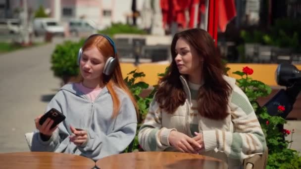 Dwie Nastolatki Przerwie Kawiarni Pić Kawę Świeżym Powietrzu Zrobić Selfie — Wideo stockowe