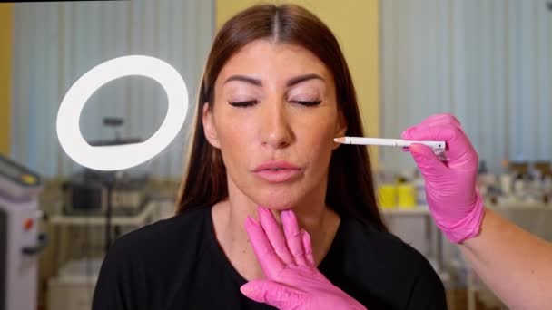 Kozmetik Uzmanları Kozmetik Enjeksiyonları Biyo Terapi Güzellik Tedavisinde Güzellik Muayenehanesinde — Stok video