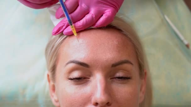 美容師は美容注射用の注射器を保持していますリフティング皮膚腫瘍脂肪吸引生物活性化メソセラピー美容室でクライアントへの手順 — ストック動画