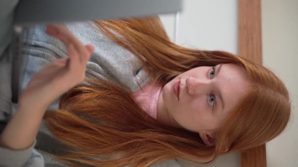 Remaja Gadis Kepala Merah Menggunakan Laptop Tempat Tidur Wanita Muda — Stok Video
