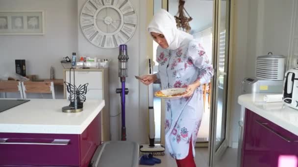Μεσήλικη Μουσουλμάνα Καθαρίζει Σπίτι Φορώντας Μαντίλα Χιτζάμπ Ισλαμική Γυναίκα Πλένει — Αρχείο Βίντεο