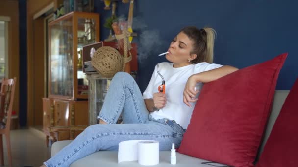 Donna Turca Accende Sigaretta Con Tabacco Fumo Più Leggero Casa — Video Stock
