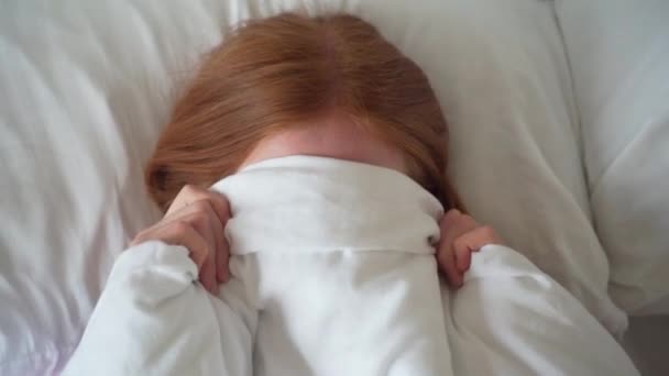 Nahaufnahme Von Schöne Junge Frau Teenage Girl Liegt Bett Mit — Stockvideo