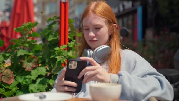 Auriculares Para Niñas Adolescentes Que Utilizan Café Bebida Aire Libre — Vídeos de Stock
