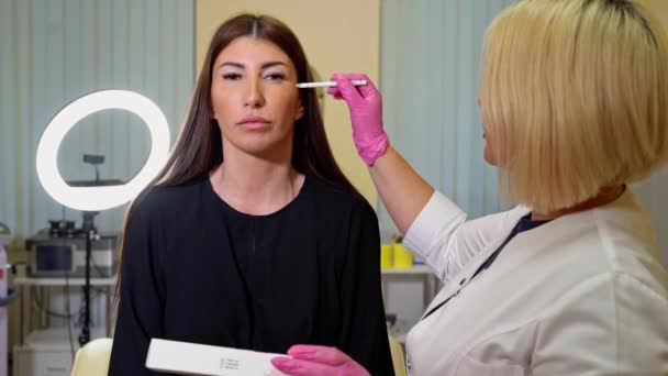Kosmetolog Menguraikan Poin Untuk Injeksi Kosmetik Biorevitalisasi Perawatan Kecantikan Mesoterapi — Stok Video