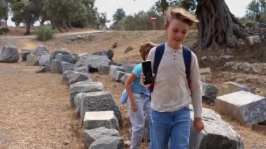 İnsanlarla seyahat et. Kafkasyalı baba ve kızı birlikte antik tarihi tarihi tarihi yerleri keşfediyorlar. Yazı mahvediyorlar. Çocuk mutlu bir şekilde taşlara zıplıyor. Aile birlikte boş zaman aktiviteleri.