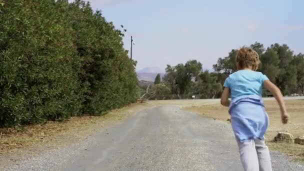 Niño Corriendo Carretera Rural Pueblo Vacaciones Verano Aventura Infancia Feliz — Vídeo de stock
