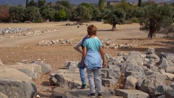 사람들 여행하라 아버지와 고대의 랜드마크 가파괴된 여름을 위에서 행복하게 뛰는아이 — 비디오