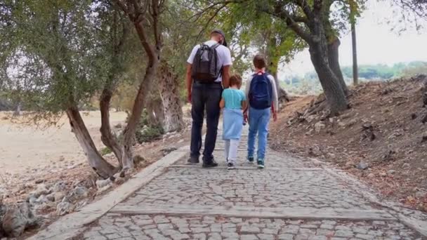 Viaja Con Gente Padre Caucásico Hijo Niño Niña Caminando Juntos — Vídeo de stock