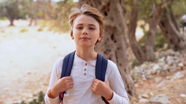 Καυκάσιος Έφηβος Σακίδιο Κοιτάζοντας Την Κάμερα Στην Εφηβική Κατασκήνωση Πάρκο — Αρχείο Βίντεο